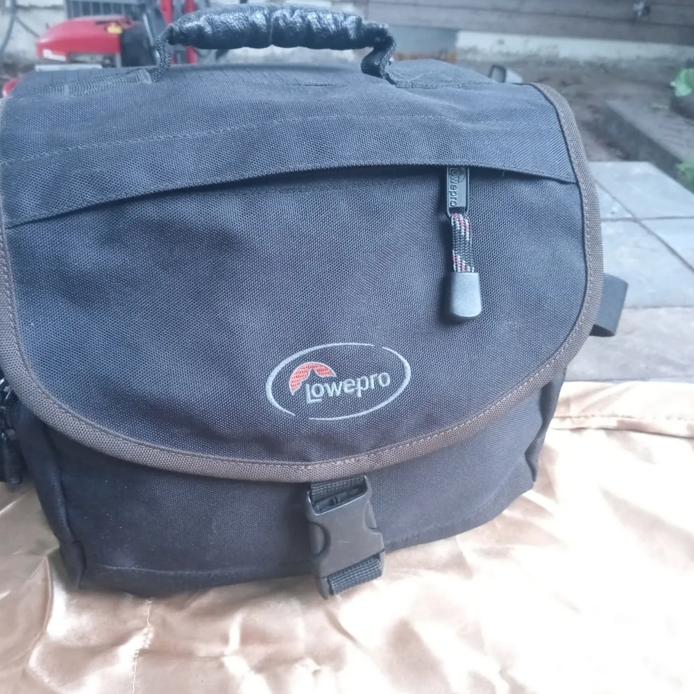Nikon D40 camera with lense and carry bag